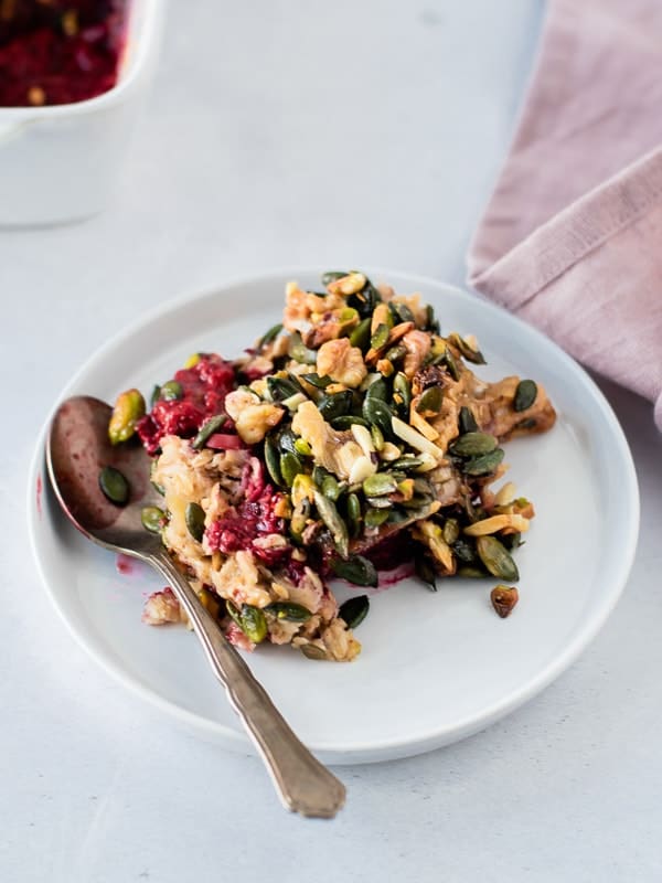 Papas de aveia no forno com frutos vermelhos