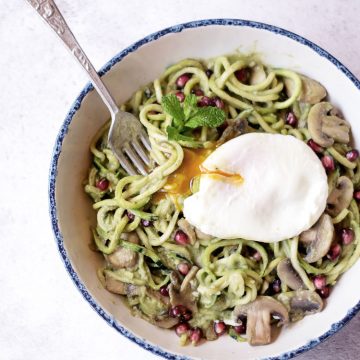 Noodles courgette com molho de abacate