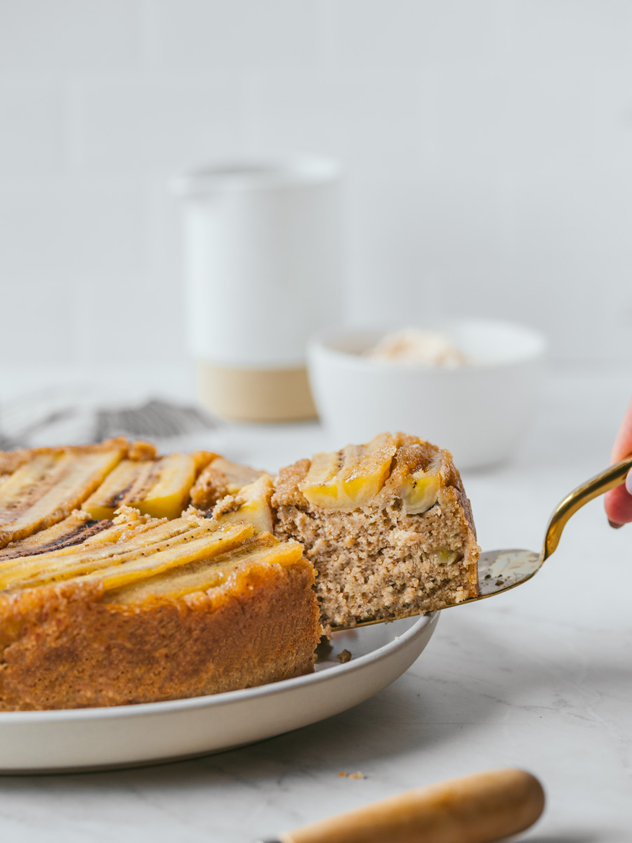 Bolo de banana com pera caramelizada